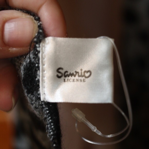 Hello Kitty Leopard Print Gray & Black Embroidered Fringe Scarf. - Picture 4 of 8